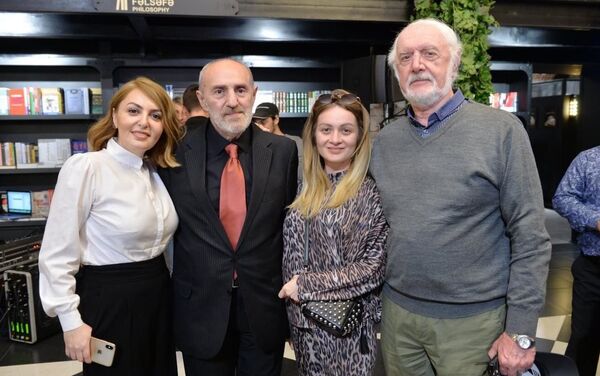 В Бакинском книжном центре состоялась презентация переизданной книги «Темница» писателя Чингиза Алекперзаде - Sputnik Азербайджан