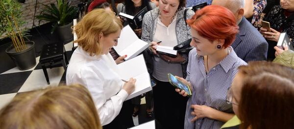 В Бакинском книжном центре состоялась презентация переизданной книги «Темница» писателя Чингиза Алекперзаде В Бакинском книжном центре состоялась презентация переизданной книги «Темница» писателя Чингиза Алекперзаде - Sputnik Азербайджан