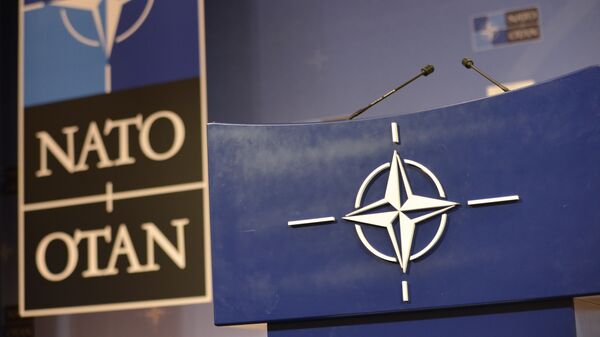 Трибуна в зале для пресс-конференций штаб-квартиры НАТО. - Sputnik Азербайджан