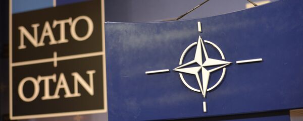 Трибуна в зале для пресс-конференций штаб-квартиры НАТО. - Sputnik Азербайджан