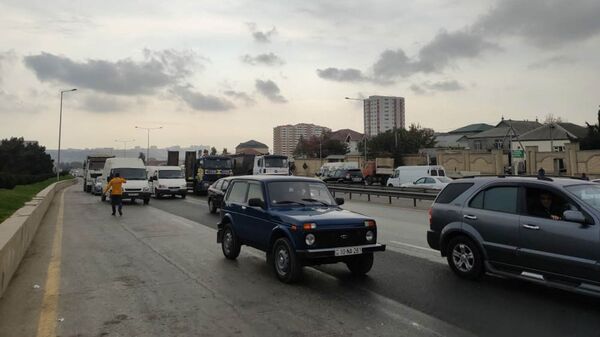 Эвакуатор с легковушкой устроили пробку на автотрассе Баку-Сумгайыт - Sputnik Азербайджан