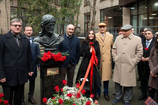 В Москве открыли памятник азербайджанскому поэту Насими - фото В Москве открыли памятник азербайджанскому поэту Насими - фото - Sputnik Азербайджан