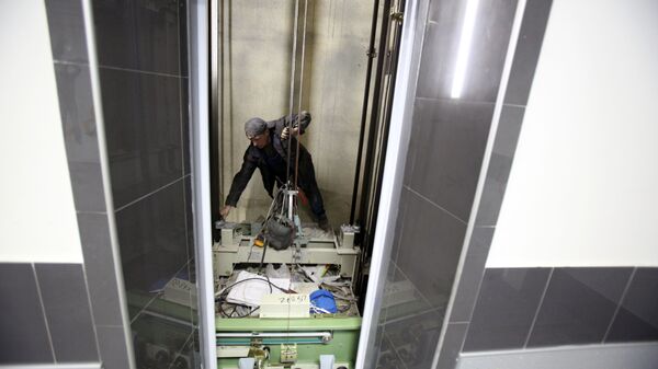 Рабочие ремонтируют лифт - Sputnik Азербайджан