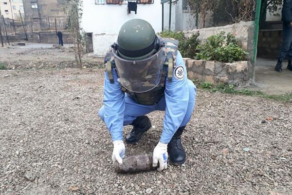 Опасная находка обнаружена вблизи бакинской поликлиники Опасная находка обнаружена вблизи бакинской поликлиники - Sputnik Азербайджан
