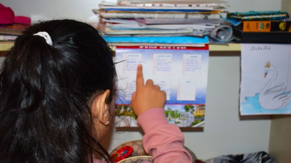 Школьница смотрит на расписание уроков - Sputnik Азербайджан