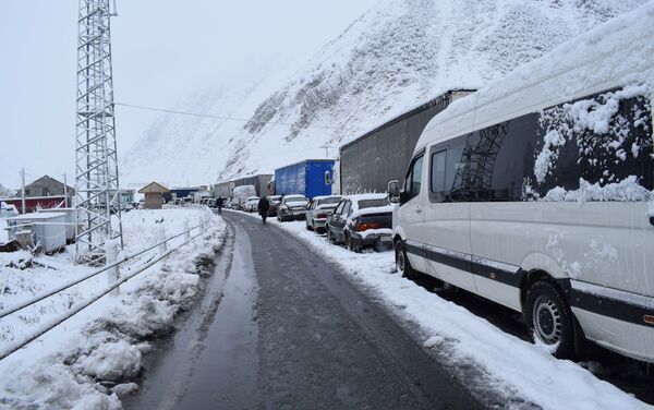 Gürcüstanı Rusiya ilə birləşdirən Kazbek dağ yolu qarla örtülüb - Sputnik Azərbaycan