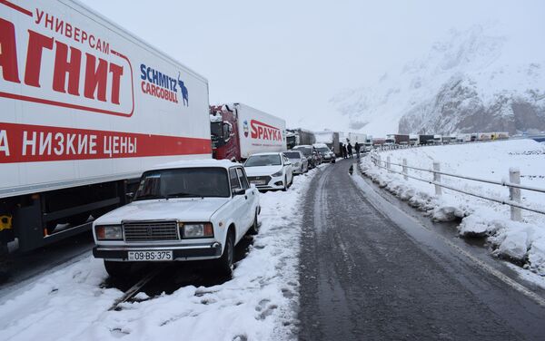 Gürcüstanı Rusiya ilə birləşdirən Kazbek dağ yolu qarla örtülüb - Sputnik Azərbaycan