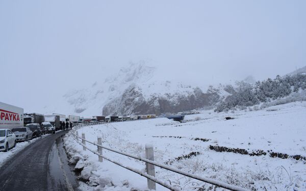 Gürcüstanı Rusiya ilə birləşdirən Kazbek dağ yolu qarla örtülüb - Sputnik Azərbaycan