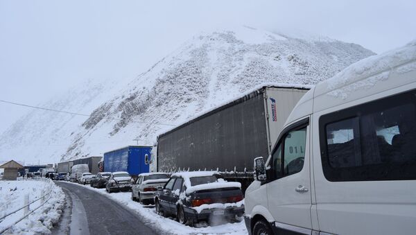 Gürcüstanı Rusiya ilə birləşdirən Kazbek dağ yolu qarla örtülüb - Sputnik Azərbaycan