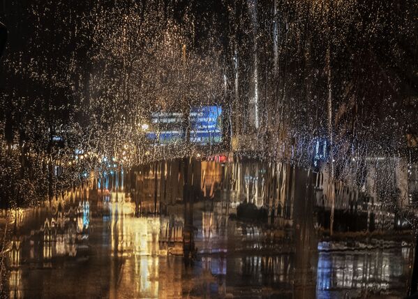 Снимок Rain in the City фотографа Christine Holt, ставший финалистом конкурса Weather Photographer of the Year 2019 - Sputnik Азербайджан