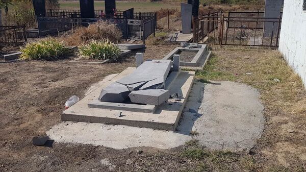 Разрушеные могилы на кладбище в деревне Даштепе Марнеульского района (место компактного проживания азербайджанцев). - Sputnik Азербайджан