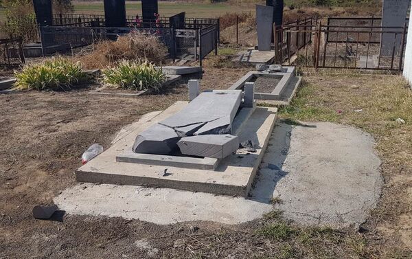 Разрушенные могилы на кладбище в деревне Даштепе Марнеульского района (место компактного проживания азербайджанцев). - Sputnik Азербайджан