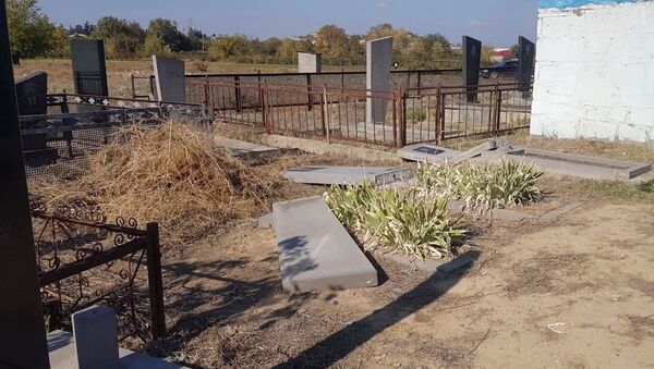 Разрушеные могилы на кладбище в деревне Даштепе Марнеульского района (место компактного проживания азербайджанцев). - Sputnik Azərbaycan