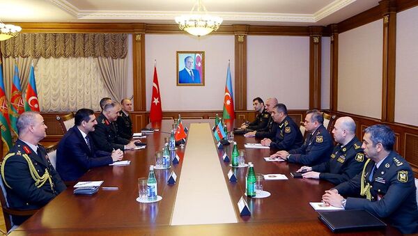 Министр обороны Азербайджана Закир Гасанов встретился с высокопоставленным представителем Генерального штаба Турции корпусным генералом Метином Гюраком - Sputnik Азербайджан