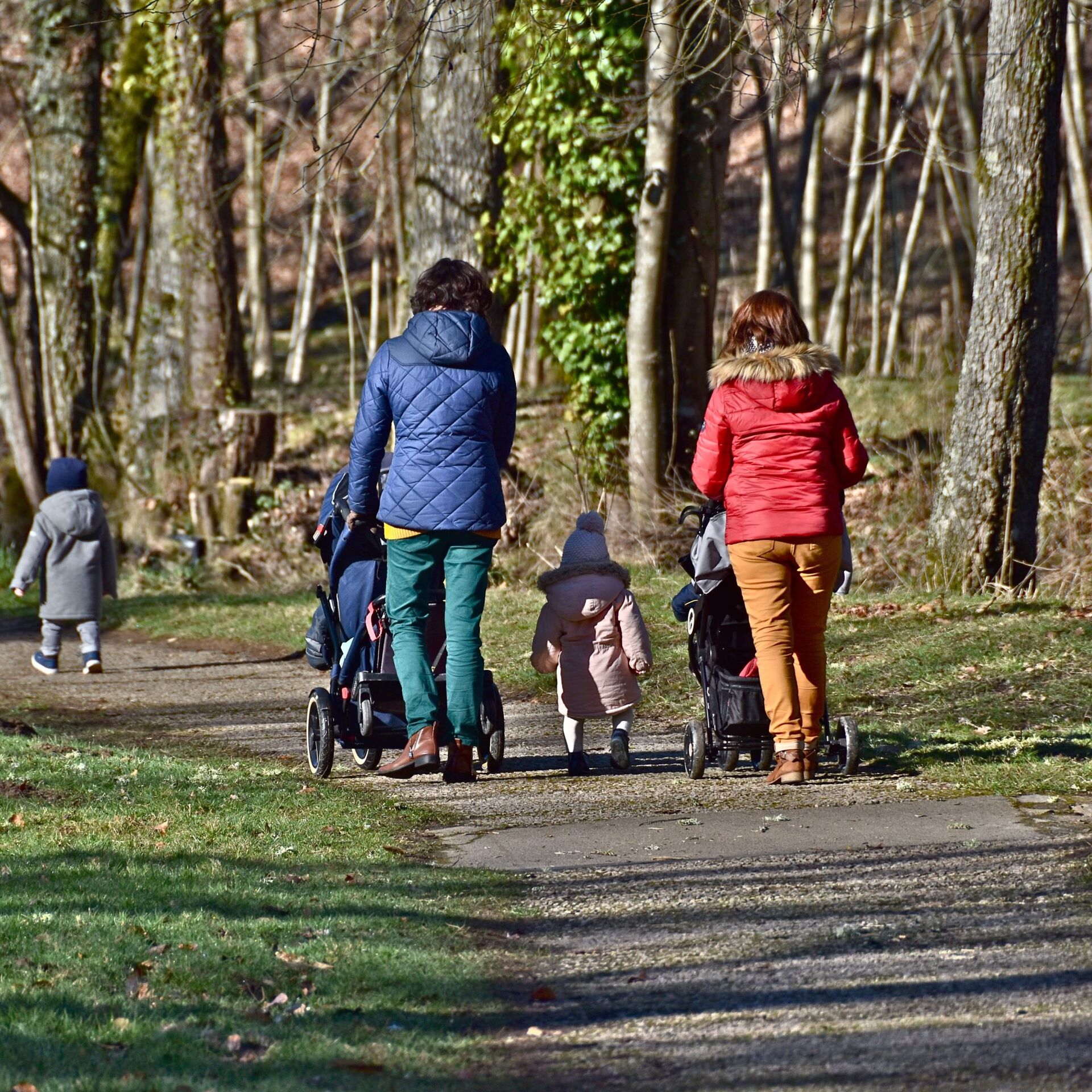 Можно гулять без родителей. Дети в парке. Прогулка в парке с детьми. Дети на прогулке. Прогулки с малышом.