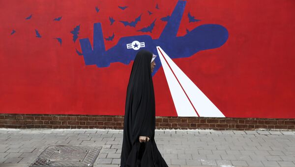 Иранская женщина проходит мимо бывшего посольства США в столице в Тегеране / - Sputnik Azərbaycan