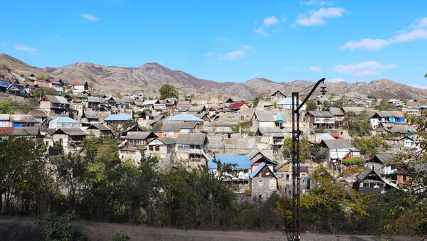  Daşkəsən şəhəri Bakıdan 406 kilometr uzaqlıqda, dağlıq ərazidə və dəniz səviyyəsindən 1600 metr yüksəklikdə yerləşir - Sputnik Азербайджан