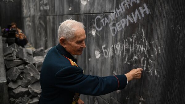 Ветеран Великой Отечественной войны Ростислав Дмитриевич Битянов наносит надпись на стену Рейхстага - Sputnik Азербайджан