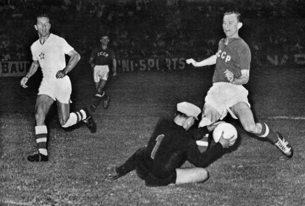 Игровой момент полуфинального матча Кубка Европы-1960 Чехословакия - СССР - Sputnik Azərbaycan
