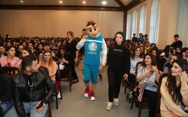 Студентов бакинского вуза ознакомили с подготовкой к ЕВРО-2020  - Sputnik Азербайджан