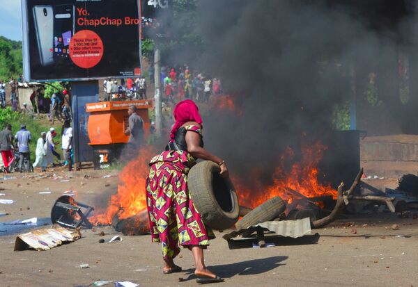 Протестующие жгут шины во время уличных протестов в Конакри, Гвинея - Sputnik Азербайджан