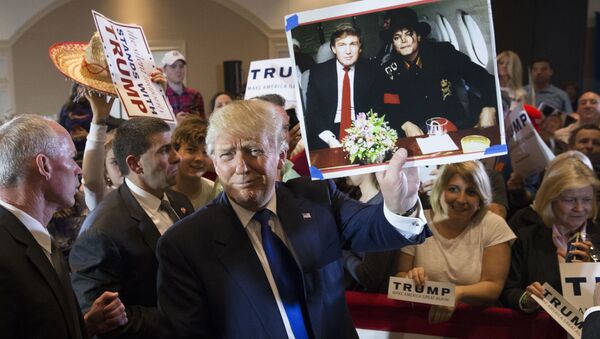 Дональд Трамп держит фотографию себя с покойным поп-певцом Майклом Джексоном - Sputnik Азербайджан