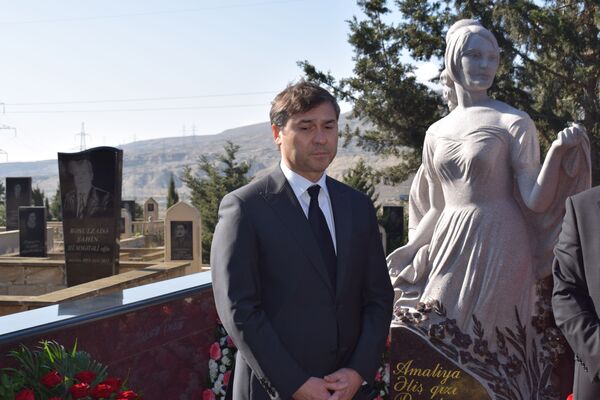 Как гордо жила, так же гордо и умерла: в Баку помянули Амалию Панахову Как гордо жила, так же гордо и умерла: в Баку помянули Амалию Панахову - Sputnik Азербайджан