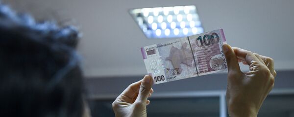 Купюра номиналом в 100 AZN, фото из архива Купюра номиналом в 100 AZN, фото из архива - Sputnik Азербайджан