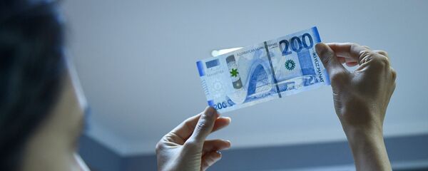 Купюра номиналом в 200 AZN, фото из архива Купюра номиналом в 200 AZN, фото из архива - Sputnik Азербайджан