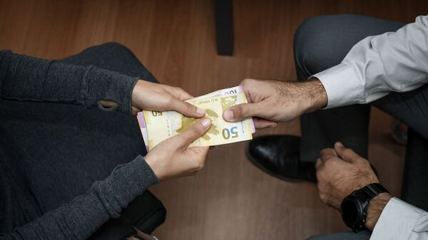Передача денег из рук в руки, фото из архива - Sputnik Azərbaycan