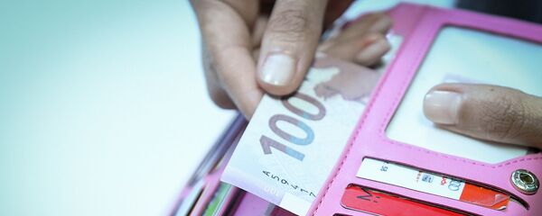 Купюра номиналом в  100 AZN, фото из архива - Sputnik Азербайджан