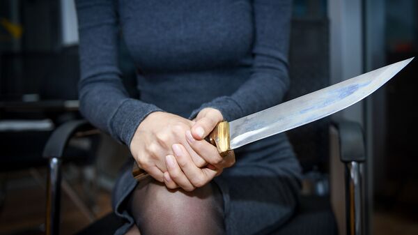 Девушка с ножом, фото из архива - Sputnik Азербайджан