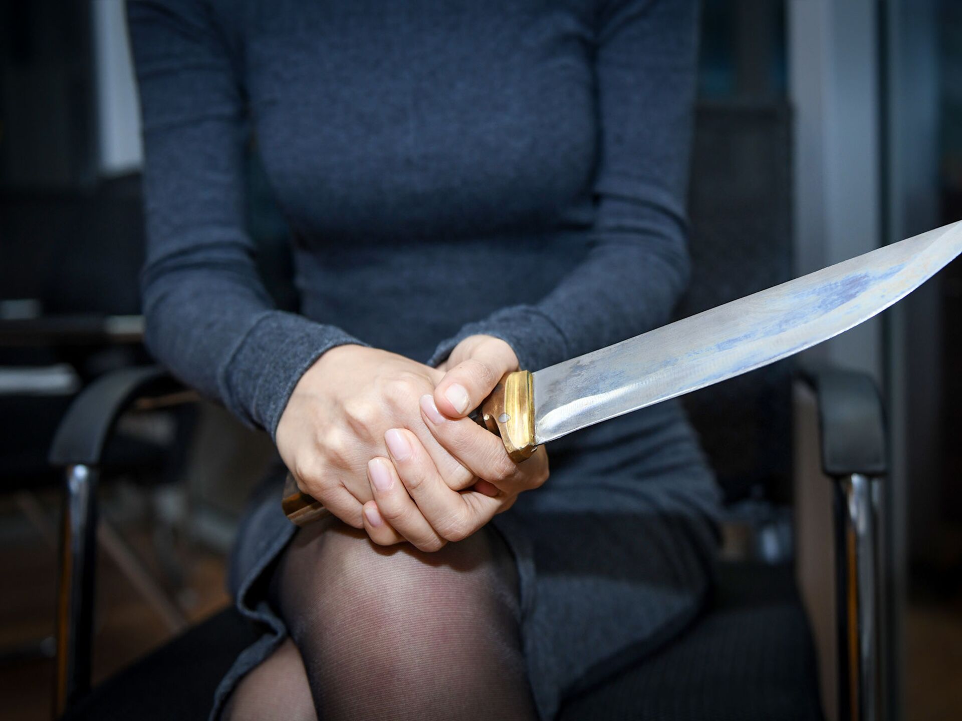 Бывший муж ножом. Ударила ножом возлюбленного. Баджи пырнул себя ножом. Фото которого пырнули ножом. Женщина с ухватом обороняется.