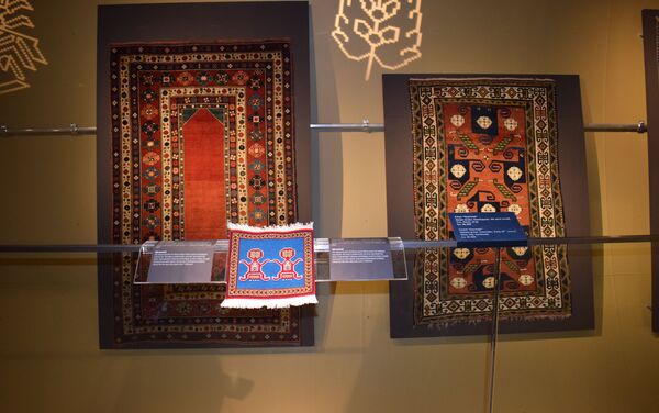 В Музее ковра состоялась презентация ковровых изделий для людей с нарушенным зрением - Sputnik Азербайджан