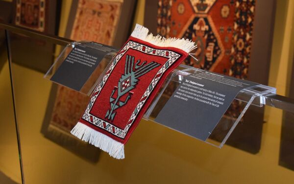 В Музее ковра состоялась презентация ковровых изделий для людей с нарушенным зрением - Sputnik Азербайджан