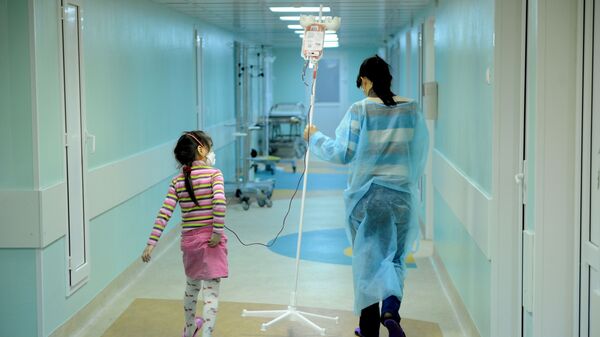 Женщина несет раствор для своей дочери, больной онкологией - Sputnik Azərbaycan