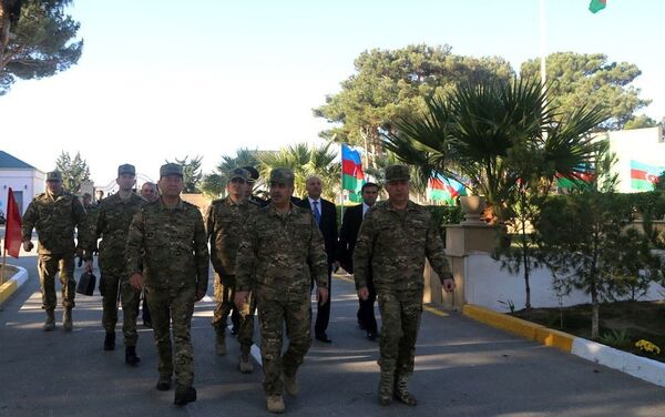 Министр обороны Азербайджана отпраздновал День Государственного Флага в воинской части  - Sputnik Азербайджан
