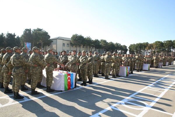 Министр обороны Азербайджана отпраздновал День Государственного Флага в воинской части  - Sputnik Азербайджан