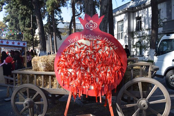 Кадры с традиционного Фестиваля граната в Гёйчае - Sputnik Азербайджан