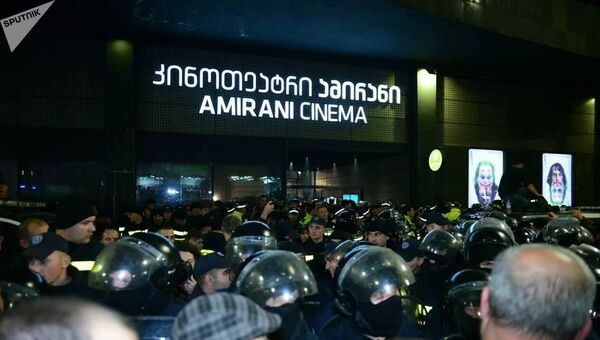 Акция протеста против показа премьеры фильма А потом мы танцевали в Тбилиси - Sputnik Азербайджан