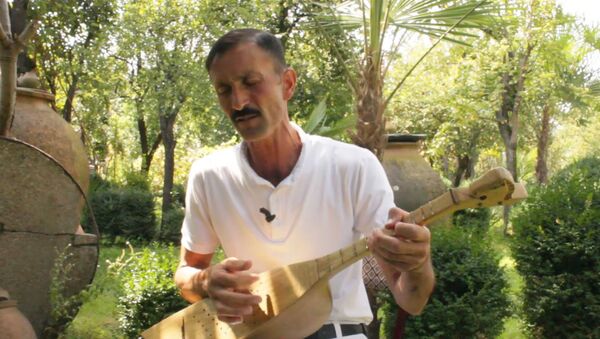 Музыкальный инструмент азербайджанца рассказывает историю - Sputnik Азербайджан