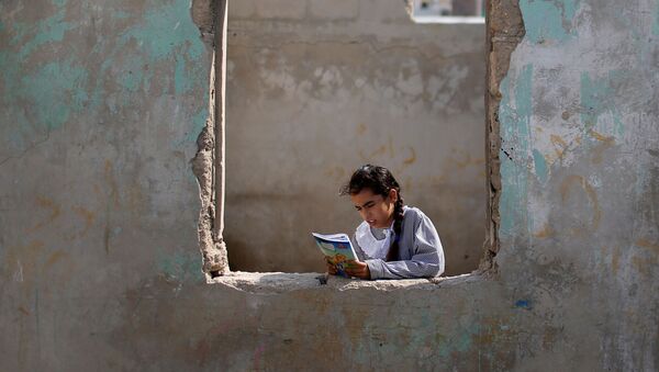 Девочка читает книгу, фото из архива - Sputnik Azərbaycan