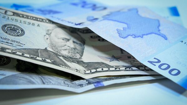 Манат и доллары, фото из архива - Sputnik Азербайджан