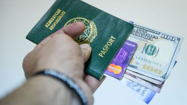 Паспорт гражданина Азербайджана, манаты и доллары разных номиналов, фото из архива - Sputnik Азербайджан