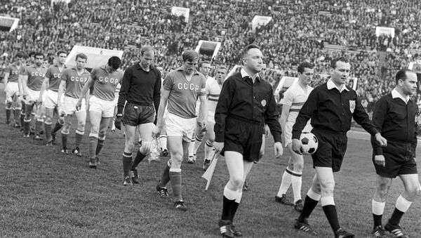 Сборные СССР и Венгрии перед началом четвертьфинального матча чемпионата Европы по футболу 1968 года - Sputnik Азербайджан