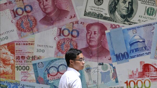 Мужчина проходит мимо обмена валюты в Гонконге - Sputnik Азербайджан