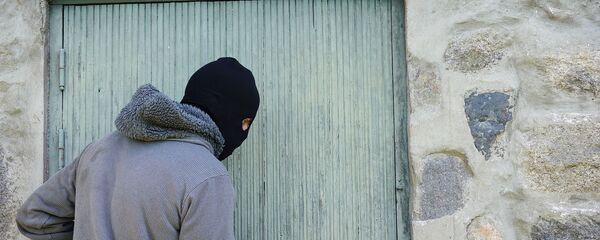 Вор взламывает дверь, фото из архива - Sputnik Азербайджан