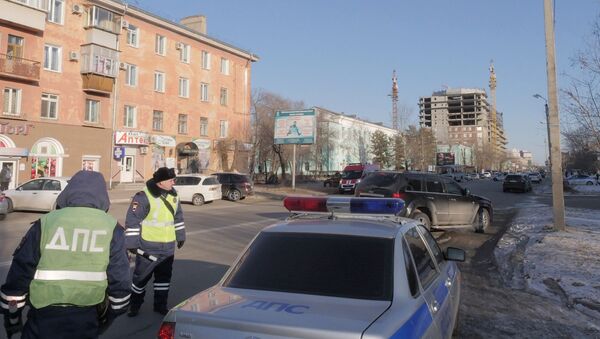 Rusiya yol polisi əməkdaşları atışma baş verən Blaqoveşensk şəhəri Tikinti kollecinin binasının yaxınlığında - Sputnik Azərbaycan