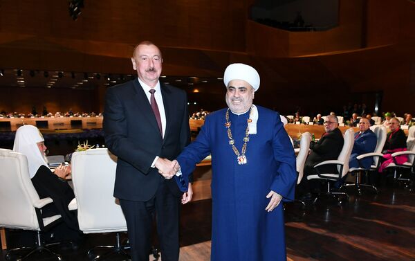 Президент Ильхам Алиев и Первая леди Мехрибан Алиева приняли участие во II Саммите мировых религиозных лидеров в Баку - Sputnik Азербайджан