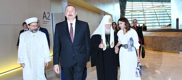 Президент Ильхам Алиев и Первая леди Мехрибан Алиева приняли участие во II Саммите мировых религиозных лидеров в Баку Президент Ильхам Алиев и Первая леди Мехрибан Алиева приняли участие во II Саммите мировых религиозных лидеров в Баку - Sputnik Азербайджан